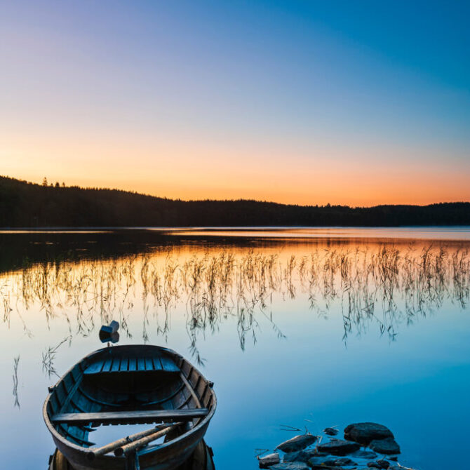 Row,Boat,At,Lake,During,Sunrise